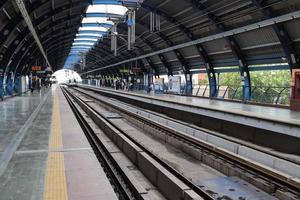 new delhi inde - 21 juin 2022 - métro de delhi arrivant à la station de métro jhandewalan à new delhi, inde, asie, métro public au départ de la station jhandewalan photo