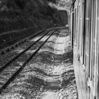 shimla, himachal pradesh, inde - 14 mai 2022 - itinéraire du train jouet kalka-shimla, se déplaçant sur le chemin de fer jusqu'à la colline, train jouet de kalka à shimla en inde parmi la forêt naturelle verte photo