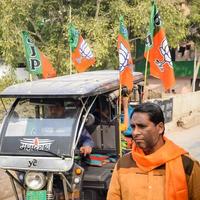 delhi, inde, 02 décembre 2022 - un partisan du bjp du parti bharatiya janata lors d'un méga road show en faveur du candidat bjp pankaj luthara déposera des documents de candidature avant les élections locales mcd 2022 photo