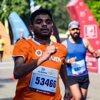 new delhi, inde - 16 octobre 2022 - course de semi-marathon vedanta delhi après covid dans laquelle les participants au marathon sont sur le point de franchir la ligne d'arrivée, semi-marathon de delhi 2022 photo