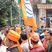 delhi, inde, 02 décembre 2022 - un partisan du bjp du parti bharatiya janata lors d'un méga road show en faveur du candidat bjp pankaj luthara déposera des documents de candidature avant les élections locales mcd 2022 photo