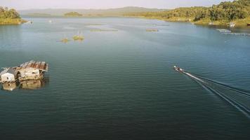 vue aérienne du réservoir de paysage et de la maison de radeau en thaïlande photo