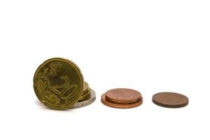 trois piles de pièces en centimes d'euro sur fond blanc. photo