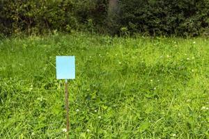 un panneau d'avertissement vide sur une pelouse verte, un panneau d'avertissement photo