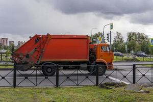 un camion poubelle traverse la ville photo