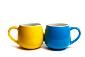 mug jaune et bleu sur fond blanc photo