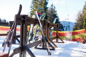 ski, saison d'hiver, montagnes et équipements de ski sur piste de ski photo