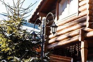 lanternes de jardin, lumières extérieures à côté de la maison en bois photo