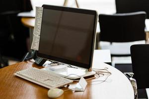 lieu de travail avec table de travail confortable pour ordinateur portable dans les fenêtres de bureau et vue sur la ville. photo