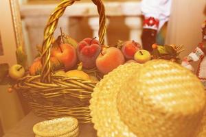 panier avec pêches et poires citrouille jaune mûre parmi les feuilles d'automne sur un rebord de fenêtre photo