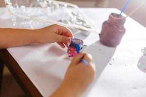 petite fille dessine des chiffres. activité créative à l'école. cours d'art et d'artisanat pour enfants en atelier. petite fille créant une tasse et un bol d'argile. activité créative à l'école. photo