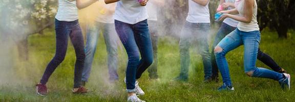 joyeux jeunes amis multiethniques avec de la peinture colorée sur les vêtements et les corps s'amusant ensemble au festival holi photo