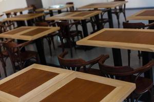 à l'intérieur de l'ancienne salle de classe avec tableau noir, pupitres et chaises. photo