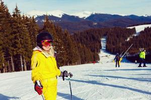 femme skieuse dans les montagnes photo