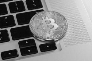 bitcoin doré sur clavier photo