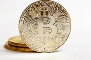 Bitcoins d'argent sur fond blanc photo