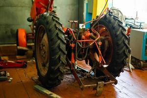tracteur moteur vue arrière huile machines technologie industrie fabrication fils acier pneu photo