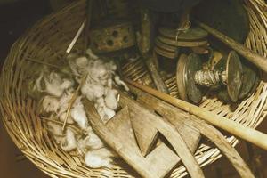 gros plan d'outils de menuiserie historiques sur une table en bois brut photo