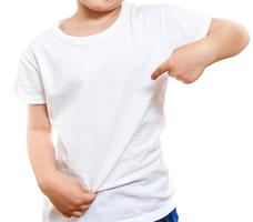 petite fille en t-shirt blanc décontracté indique un espace vide pour la création de logo photo