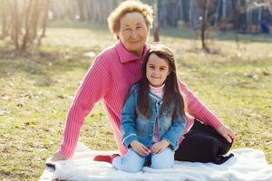 heureuse grand-mère et petite-fille dans un parc photo