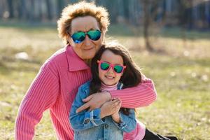 heureuse grand-mère et petite-fille dans le parc photo