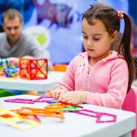 enfant mignon jouant avec un jouet de constructeur magnétique photo