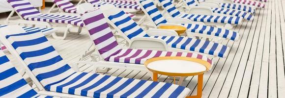 chaises à une piscine swmming photo