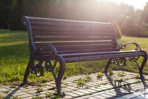 banc dans le parc d'automne photo