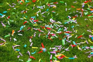 confettis colorés sur l'herbe d'un stade photo