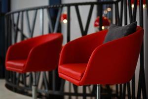 chaises rouges modernes et mur de béton photo