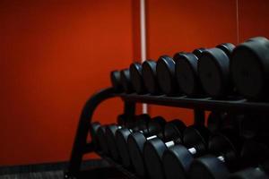 rangées d'haltères dans la salle de gym photo