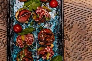 petits pains au salami sous forme de roses sur la table. vue de dessus horizontale photo