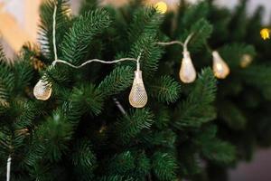 Sapin de Noël. guirlande de lumières sur le sapin de noël. photo