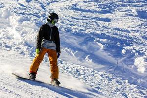snowboarder faisant un orteil tailler avec un ciel bleu profond en arrière-plan photo