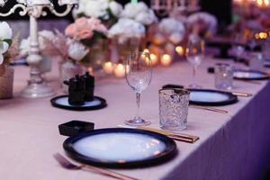 une table décorée de façon festive avec des bougies photo