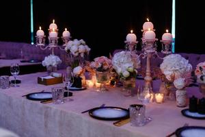 décor de mariage. intérieur. festif. les bougies allumées sur une table. photo