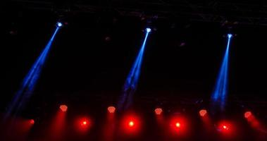 lumières de scène. projecteurs sur la scène bleu et rouge. boîte de nuit photo