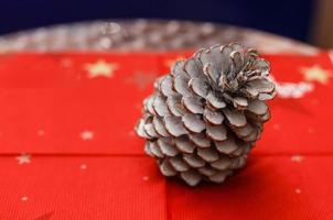 pomme de pin avec neige artificielle pour la décoration de noël. photo