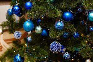 boule de noël sur les branches de sapin. photo