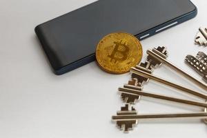 bitcoin argent or sur la puce avec la clé crypte de la sécurité de l'exploitation minière de l'argent virtuel photo