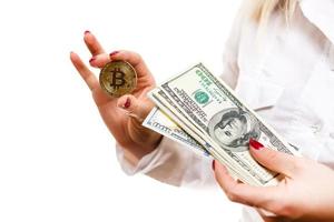 bitcoin doré sur dollars américains dans une main d'homme symbole numérique d'une nouvelle monnaie virtuelle photo