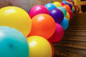 ballons et ballons colorés avec fond de fête de célébration heureuse photo