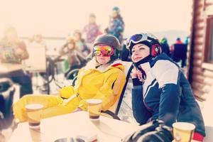 femme se reposant après un sport d'hiver sur la terrasse de la maison photo