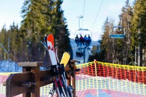 ski, saison d'hiver, montagnes et équipements de ski sur piste de ski photo