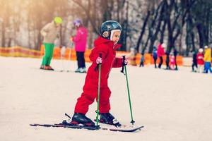 petite fille ski alpin dans l'équipement d'hiver photo