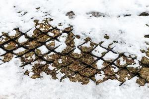 fond d'hiver abstrait avec cadre en métal, neige et herbe photo