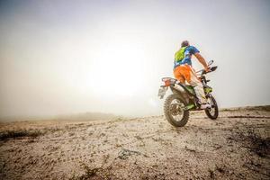 cycliste de montagne. pilote de motocross sur une moto photo