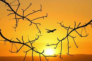 concept de voyage de vacances. silhouette d'un avion de passagers volant dans le ciel photo