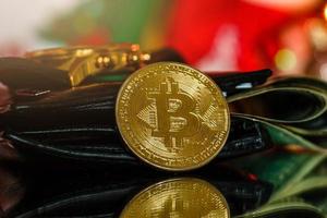 montres avec bitcoin gros plan sur fond de noël photo