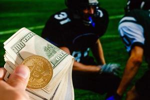 dollar de pièce de monnaie bitcoin doré contre les sports de monnaie numérique, le football, le fond de balle photo